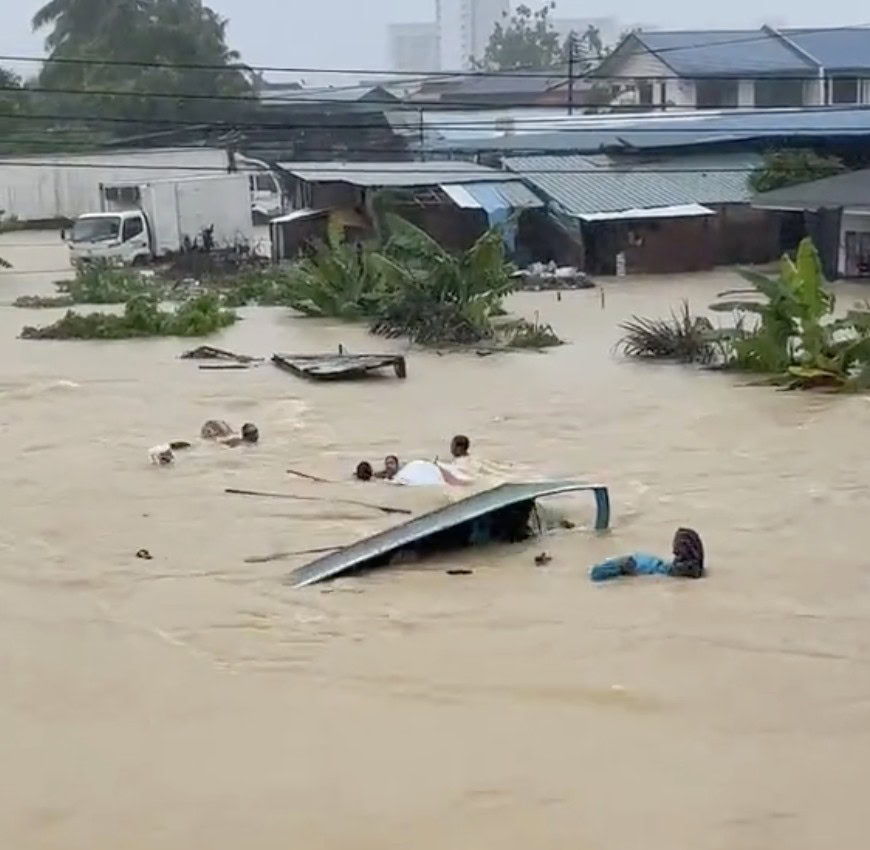 mangsa banjir hampir dibawa arus